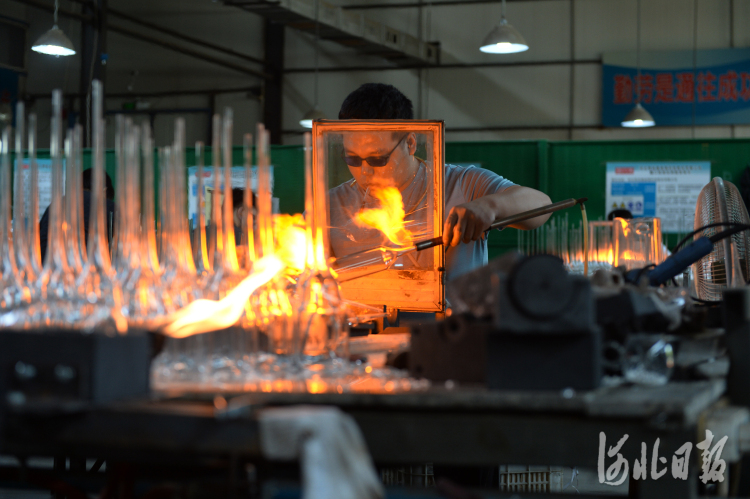 河北河间 打造工艺玻璃产业集群 摄制服务